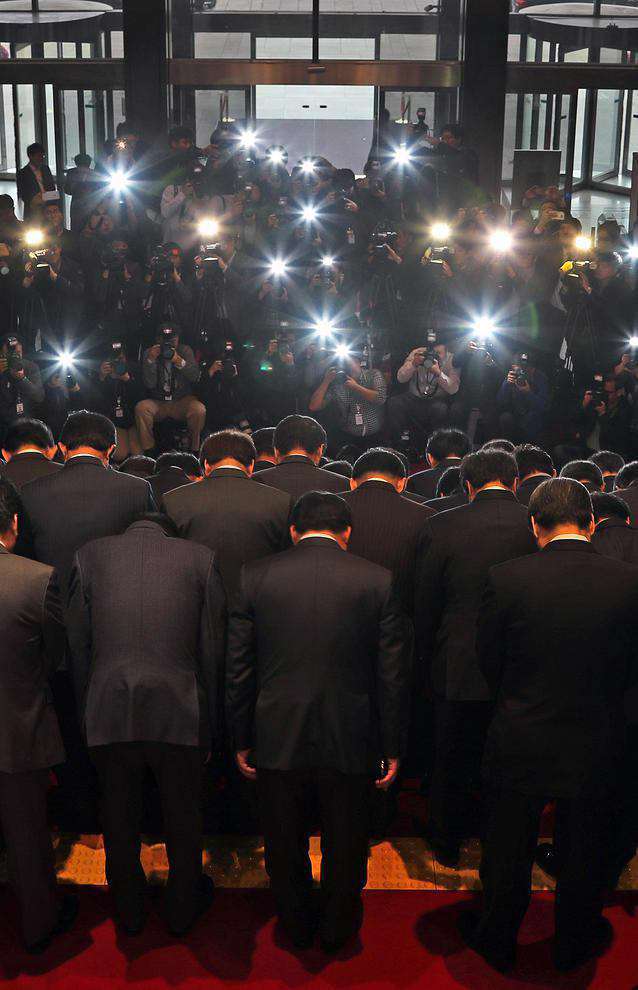نمایندگان حزب حاکم کره جنوبی در پارلمان این کشور در حال عذرخواهی دسته جمعی به خاطر رسوایی اخیر رییس جمهور این کشور
